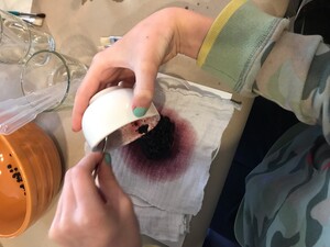 Naturfarbenworkshop mit Kindern