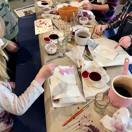 Naturfarbenworkshop mit Kindern